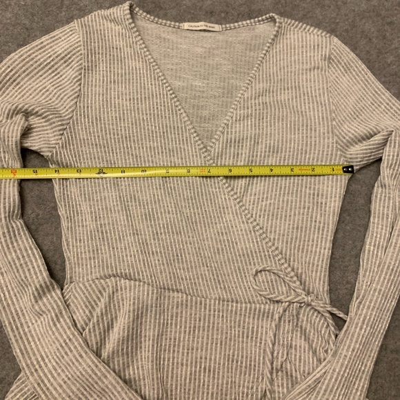 Cute Crossover Style with Decorative Tie - Picture 5 of 8